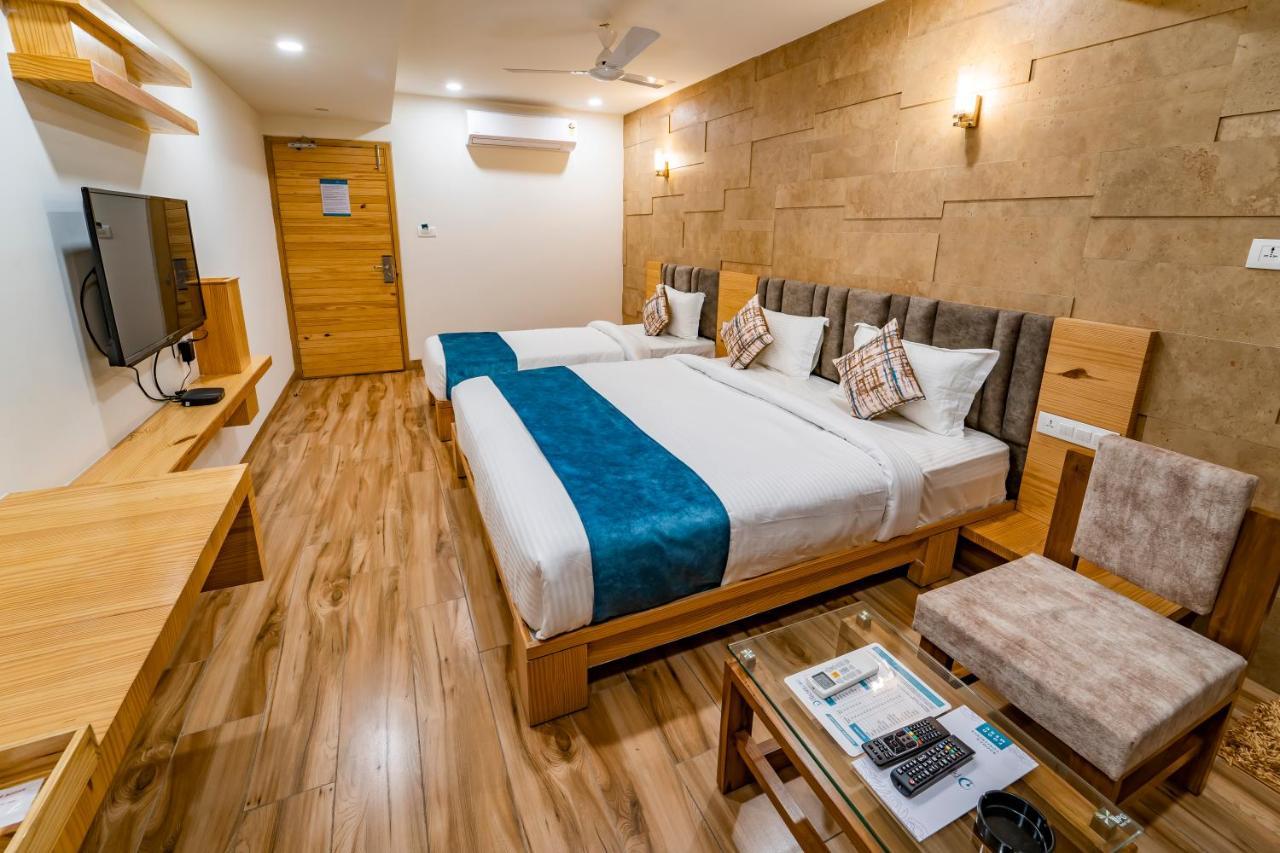 Hotel Pleasant Lake Ахмедабад Экстерьер фото