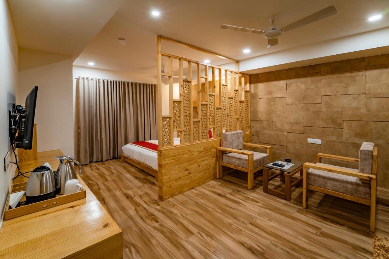 Hotel Pleasant Lake Ахмедабад Экстерьер фото