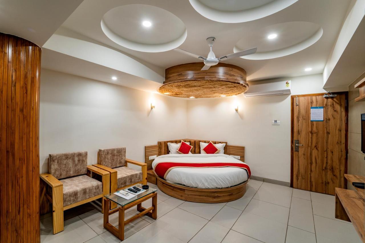 Hotel Pleasant Lake Ахмедабад Экстерьер фото