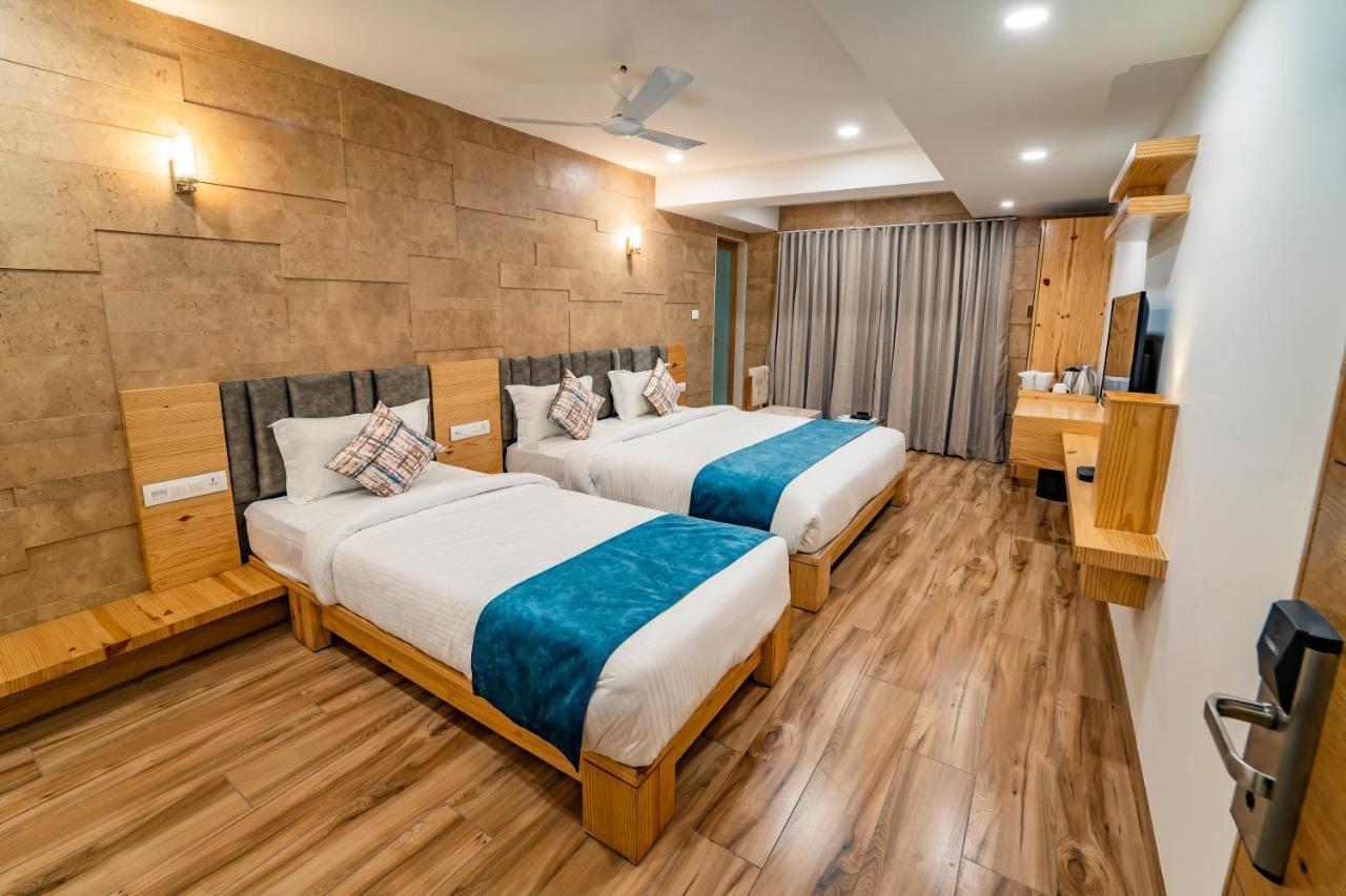 Hotel Pleasant Lake Ахмедабад Экстерьер фото