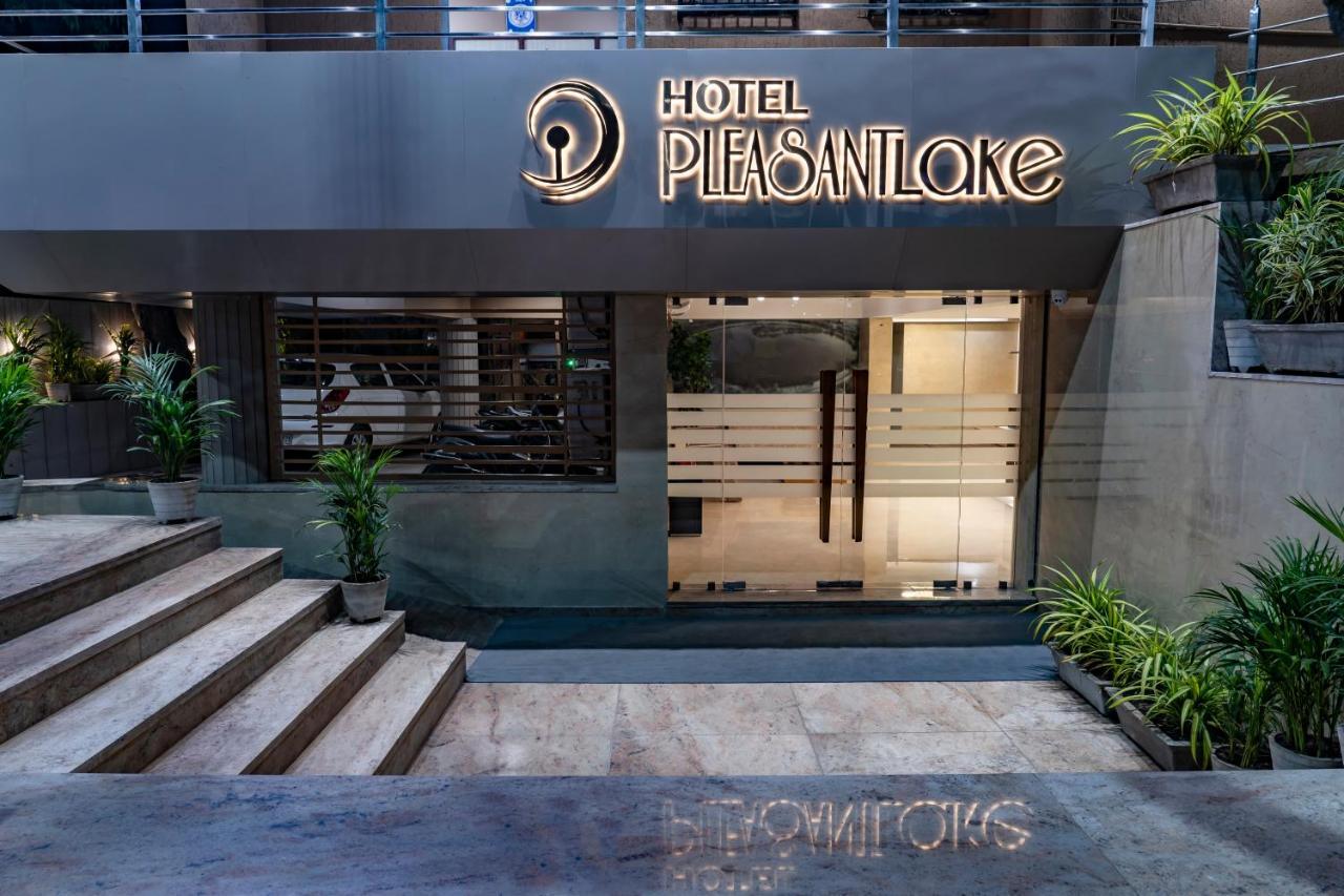 Hotel Pleasant Lake Ахмедабад Экстерьер фото