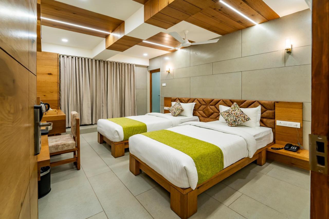Hotel Pleasant Lake Ахмедабад Экстерьер фото