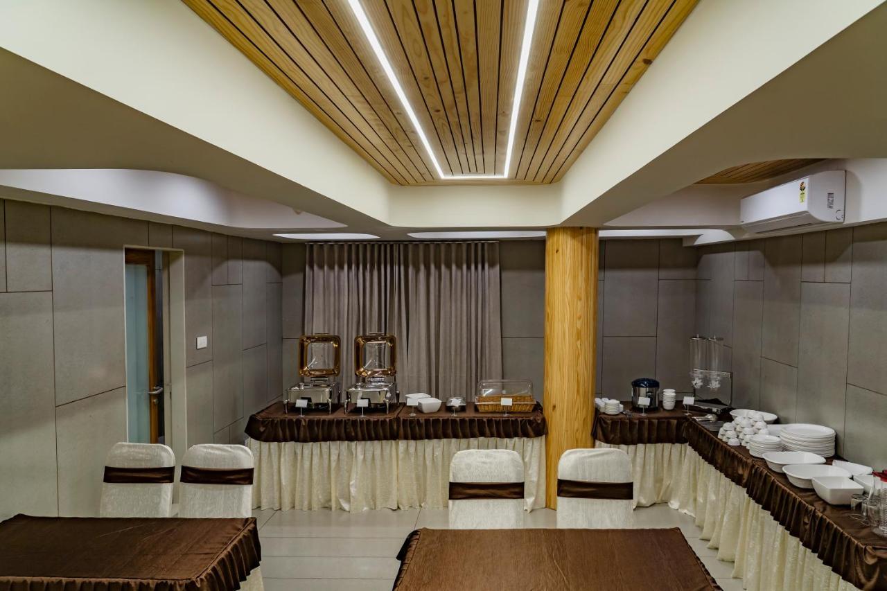 Hotel Pleasant Lake Ахмедабад Экстерьер фото